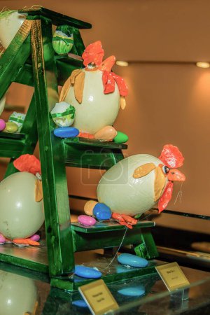 Téléchargez les photos : Fête de Pâques Célébration dans les hôtels égyptiens, la coloration des œufs et des lapins. La photo est mise au point sélective avec une faible profondeur de champ. Tourné au Caire en Egypte le 17 avril 2017 - en image libre de droit