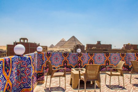 Téléchargez les photos : Toit Restaurant Pyramides Vue, avec Abstarct Ramadan Khiamia texture, traditioanl et folklorean islamic dessins décoratifs et artistiques, photos prises au Caire Egypte le 17 Juin 2019 - en image libre de droit