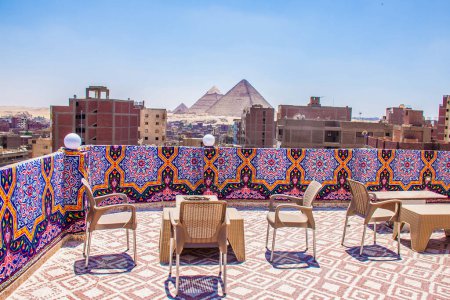Roof Restaurant Pyramids View, mit Abstarct Ramadan Khiamia Textur, Traditioanl und folkloristischen islamischen dekorativen und künstlerischen Designs, Aufnahmen in Kairo Ägypten am 17. Juni 2019