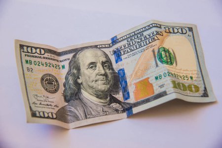 American Money, United States Dolar isoliert auf weißem Hintergrund, Aufnahmen mit selektivem Fokus und geringer Schärfentiefe.