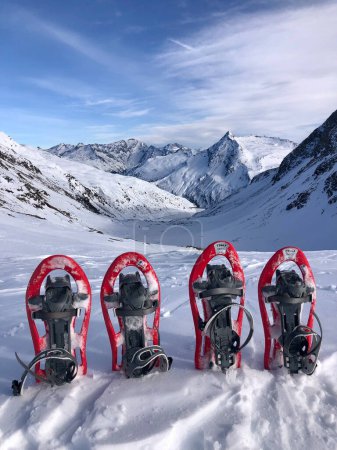 Téléchargez les photos : Snowshoeing in Austria - Bockhat pass - en image libre de droit