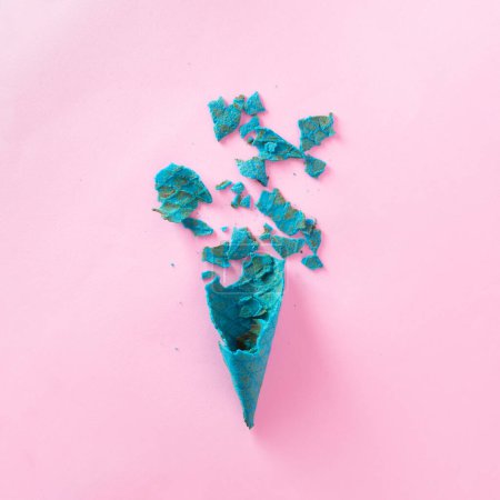 Téléchargez les photos : Cône de crème glacée bleu cassé sur fond rose pastel. Concept de nourriture minimale. Pose plate. - en image libre de droit