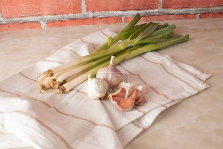Arreglo creativo con ajo orgánico en la mesa de cocina de mármol. Concepto de comida saludable