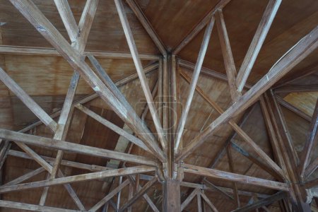 Foto de Vista de ángulo bajo de la construcción de madera de un pabellón - Imagen libre de derechos