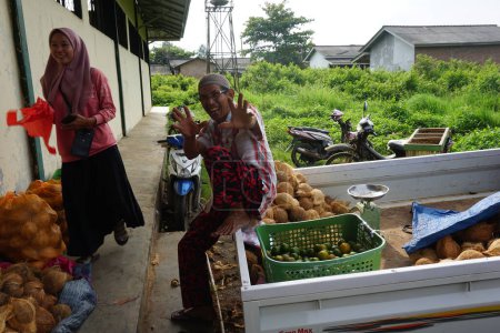 Foto de Lampung Timur, 26 de diciembre de 2022; feliz vendedor de verduras en el mercado tradicional indonesio - Imagen libre de derechos