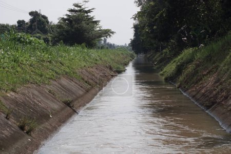 Foto de Canales de riego distribuyen agua a campos de arroz en Indonesia - Imagen libre de derechos