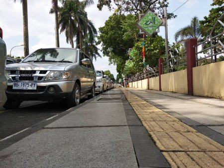 Foto de Lampung - 30 de junio de 2023: aparcamiento de coches a un lado de la carretera - Imagen libre de derechos