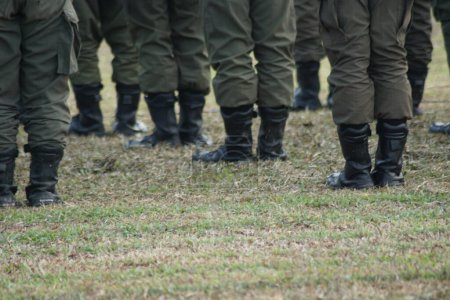 Foto de Los cadetes usan botas negras y se alinean cuidadosamente durante las sesiones de entrenamiento de combate. - Imagen libre de derechos