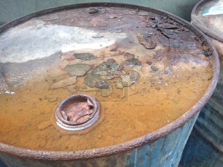 Foto de El barril oxidado por la exposición al agua de lluvia y al aire sulfúrico - Imagen libre de derechos