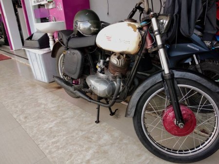 Téléchargez les photos : Metro, Lampung - 26 décembre 2023 : une moto de marque Classic JAWA en provenance des parcs tchécoslovaques sur le parking d'un grand magasin à Metro, Lampung - en image libre de droit