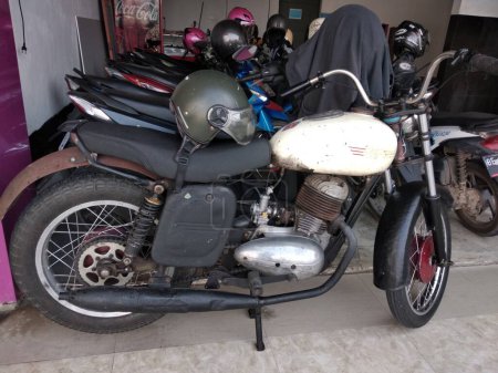 Téléchargez les photos : Metro, Lampung - 26 décembre 2023 : une moto de marque Classic JAWA en provenance des parcs tchécoslovaques sur le parking d'un grand magasin à Metro, Lampung - en image libre de droit