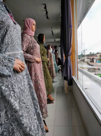 Foto de Hermosos vestidos musulmanes exhibidos en maniquíes en grandes almacenes - Imagen libre de derechos