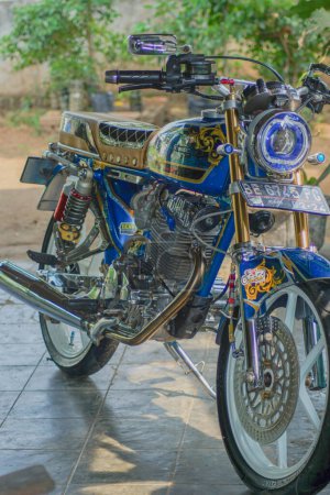 Téléchargez les photos : Lampung Timur, Indonésie - 28 décembre 2023 : une ancienne moto de style classique unique - en image libre de droit