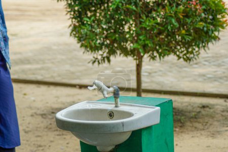 robinet d'eau dans un espace public