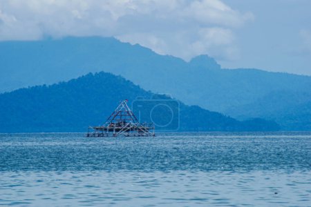 Foto de Barco de pesca en la playa con hermoso paisaje marino de la isla de Lampung, Indonesia - Imagen libre de derechos