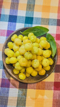 Téléchargez les photos : Prunus cerasus. cerise verte. Fruit vert très acide, consommé avec du citron et du chili, populaire en Amérique latine. nourriture typique - en image libre de droit