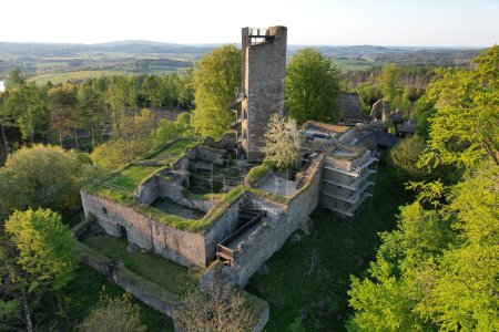 Téléchargez les photos : Historique vieux château Orlk par Humpolec ville Vysocina République tchèque panoramique aérien vue - en image libre de droit