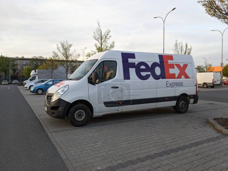 Foto de Plzen, República Checa 23 de mayo de 2023: FedEx parcel delivery van on a parking in Plzen, empresa de servicios de tecnología logística - Imagen libre de derechos