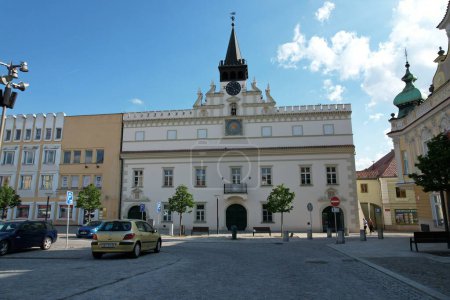 Foto de Havlickuv Brod, República Checa - 11 de julio de 2022: histórica plaza del casco antiguo de Havlickuv Brod con fuente, región de Vysocina - Imagen libre de derechos