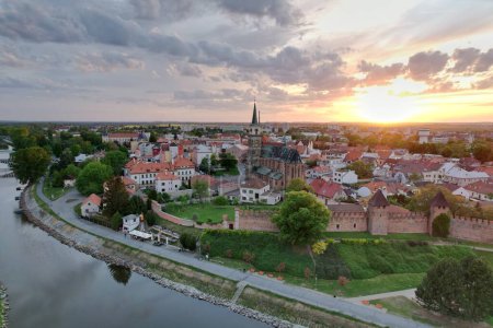 Téléchargez les photos : Vue panoramique aérienne de la ville de Nymburk, Polab, République tchèque, Eruope, beau paysage de la vieille ville historique - en image libre de droit