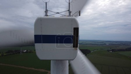 Téléchargez les photos : Éolienne vue panoramique aérienne, ressources énergétiques renouvelables, centrale éolienne, énorme éolienne, technologie d'ingénierie - en image libre de droit