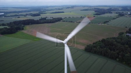 Téléchargez les photos : Éolienne vue panoramique aérienne, ressources énergétiques renouvelables, centrale éolienne, énorme éolienne, technologie d'ingénierie - en image libre de droit