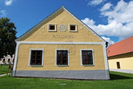 Téléchargez les photos : Holasovice, République tchèque - 21 juillet 2022 : Holasovice village historique typique de Bohême du Sud protégé par le patrimoine mondial de l'UNESCO, fermes en briques médiévales bien conservées dans le style folklorique - en image libre de droit