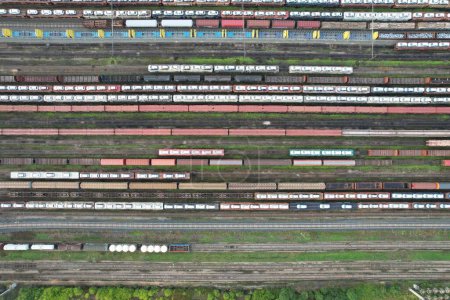 Téléchargez les photos : Vue panoramique aérienne des wagons de train à la gare remplie de wagons en attente de transit, opérations logistiques ferroviaires - en image libre de droit