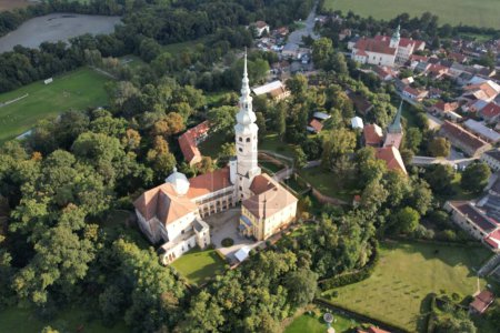 Foto de Tovacov, República Checa - 21 de agosto de 2022: vista panorámica aérea del castillo de Tovacov, castillo Tovacov (Zmek Tovaov) Región de Moravia, República Checa, Europa - Imagen libre de derechos