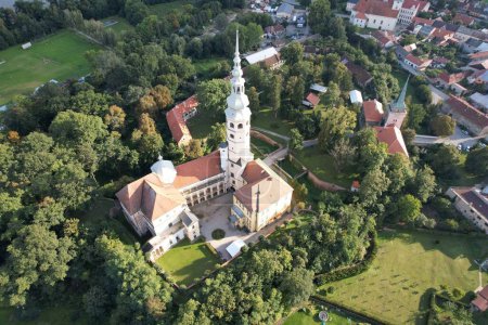 Foto de Tovacov, República Checa - 21 de agosto de 2022: vista panorámica aérea del castillo de Tovacov, castillo Tovacov (Zmek Tovaov) Región de Moravia, República Checa, Europa - Imagen libre de derechos