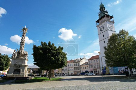 Téléchargez les photos : Vyskov est une ville dans la région de Moravie du Sud de la République tchèque, en Europe, le centre-ville historique est bien préservé et est protégé comme zone de monument urbain, vue panoramique sur le château et la place - en image libre de droit