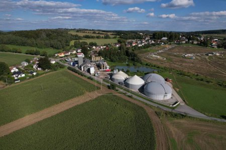 Téléchargez les photos : Production de biogaz, usines de biogaz, bioénergie, panorama aérien vue du paysage des installations et des centrales de production de biogaz, crise énergétique européenne, production d'énergie verte renouvelable - en image libre de droit
