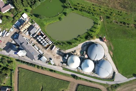 Biogasproduktion, Biogasanlagen, Bioenergie, Luftpanoramablick auf Biogasanlage und Kraftwerk, europäische Energiekrise, grüne Produktion erneuerbarer Energien