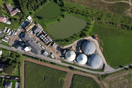 Foto de Producción de biogás, plantas de biogás, bioenergía, panorama aéreo vista del paisaje de las instalaciones de producción de biogás y plantas de energía, crisis energética europea, producción de energía renovable verde - Imagen libre de derechos