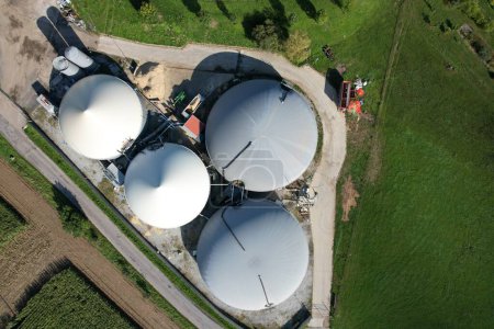 Foto de Producción de biogás, plantas de biogás, bioenergía, panorama aéreo vista del paisaje de las instalaciones de producción de biogás y plantas de energía, crisis energética europea, producción de energía renovable verde - Imagen libre de derechos