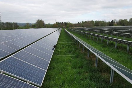 Foto de 2022 energía solar moderna, paneles fotovoltaicos energía verde producción de electricidad, nueva planta de energía, crisis energética europea, acuerdo verde, República Checa, Unión Europea, panorama aéreo de nube brumosa - Imagen libre de derechos