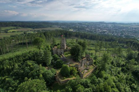 Téléchargez les photos : Historique vieux château Orlk par Humpolec ville Vysocina République tchèque panoramique aérien vue - en image libre de droit