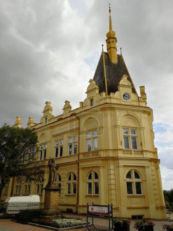Téléchargez les photos : Jicin, République tchèque - 24 juillet 2022 : Jicin et ses bâtiments historiques du centre-ville, sa place de la vieille ville et son église - en image libre de droit