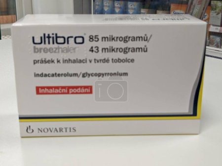 Foto de Praga, República Checa 4 de abril de 2024: Caja ULTIBRO de medicamentos con indacaterol glicopirronio principio activo elaborado por la empresa farmacéutica NOVARTIS, asma y tratamiento CHOPN - Imagen libre de derechos