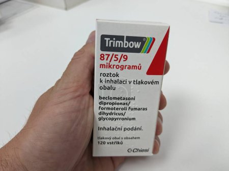 Foto de Praga, República Checa23 de mayo de 2023: Trimbow inhaler es un medicamento utilizado en adultos para tratar la enfermedad pulmonar obstructiva crónica (EPOC) moderada a grave y el asma, CHOPN, Beclometasoni formoteroli. - Imagen libre de derechos