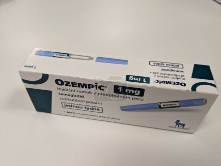 Foto de Praga, República Checa 22 de junio de 2023: Caja Ozempic. Versión checa de la medicación ozempic. Tratamiento de la diabetes en la República Checa. Un paquete de semaglutida. Drogas para la diabetes.A veces abusado para bajar de peso - Imagen libre de derechos
