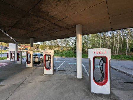 Téléchargez les photos : Humpolec, RÉPUBLIQUE TCHÈQUE - 16 mai 2023 : Des bornes de recharge Tesla sont situées dans toute l'UE pour accueillir les propriétaires de la voiture électrique. - en image libre de droit