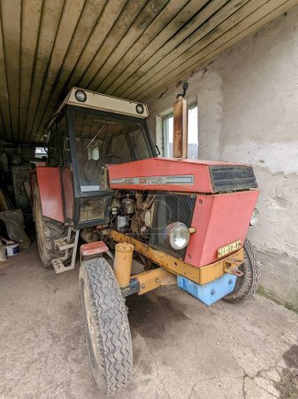 Téléchargez les photos : Jihlava, République tchèque-23 mai 2023 : Tracteur Zetor 8111 de la production tchèque dans une petite ferme familiale de la région de Vysocina - en image libre de droit