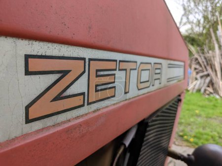 Foto de Jihlava, República Checa-23 de mayo de 2023: Tractor Zetor 8111 de la producción checa en una pequeña granja familiar en la región de Vysocina - Imagen libre de derechos