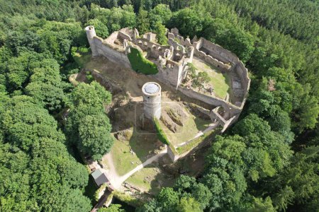 Foto de Helfenburk Ustek, República Checa-11 de julio de 2023: Helfenburg (Helfenburk) ruinas del castillo medieval por la ciudad de Bavorov, vista panorámica aérea del paisaje - Imagen libre de derechos