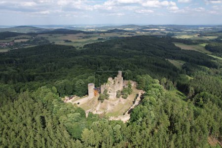 Foto de Helfenburk Ustek, República Checa-11 de julio de 2023: Helfenburg (Helfenburk) ruinas del castillo medieval por la ciudad de Bavorov, vista panorámica aérea del paisaje - Imagen libre de derechos