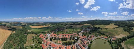 Téléchargez les photos : Village Holasovice, patrimoine mondial de l'UNESCO, République tchèque, Europe, panorama aérien, village rural traditionnel de Bohême du Sud - en image libre de droit