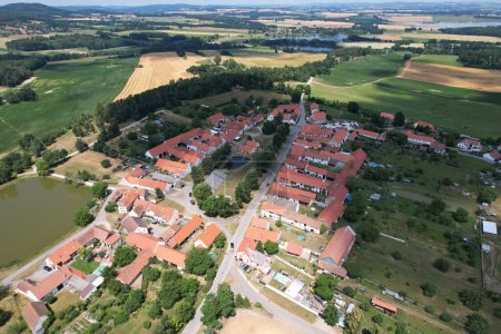 Téléchargez les photos : Village Holasovice, patrimoine mondial de l'UNESCO, République tchèque, Europe, panorama aérien, village rural traditionnel de Bohême du Sud - en image libre de droit