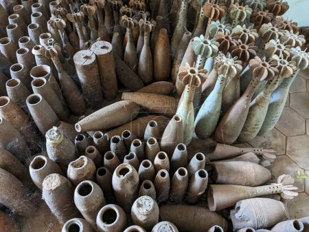 Landminen und Streubomben, die nach dem Krieg überall in Kambodscha gefunden wurden und heute im Landminenmuseum in Siem Reap Kambodscha ausgestellt sind, lagern noch immer riesige Mengen an Munition auf dem Land