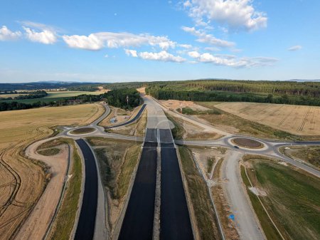 construcción de nueva carretera, obras de construcción de carreteras de velocidad con puentes e infraestructura moderna, República Checa-Europa autopista Ceske Budejovice panorama aéreo paisaje vista-ingeniería civil